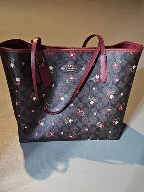 Coach C7616 City Tote Bag In Signature Canvas With Heart Petal Print